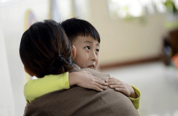带着|孩子到幼儿园又哭又闹，家长连哄带骗，不如提前做好这些准备