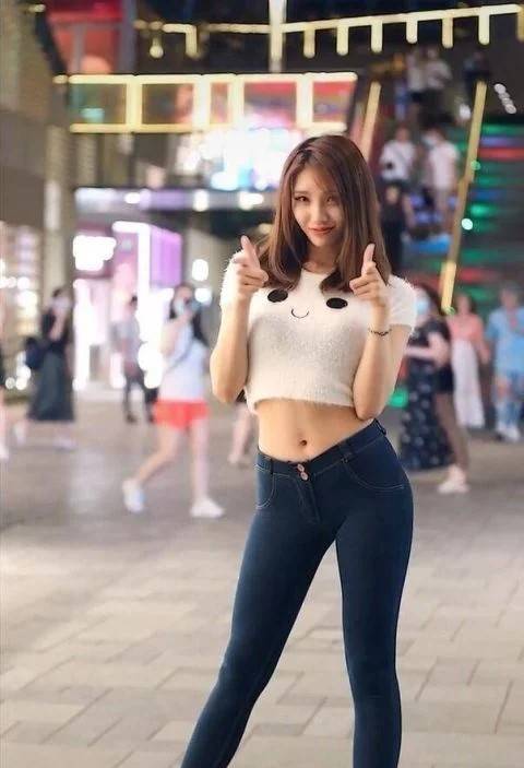 塑造出|街拍小姐姐耐人寻味的牛仔裤，这姐姐尽释放她的美