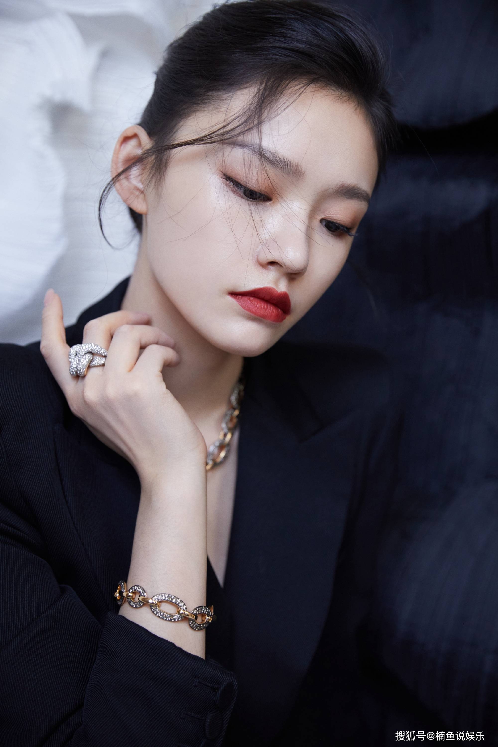 原创林允终于霸气一回!穿黑色连体西装a范十足,甜美公主秒变女王