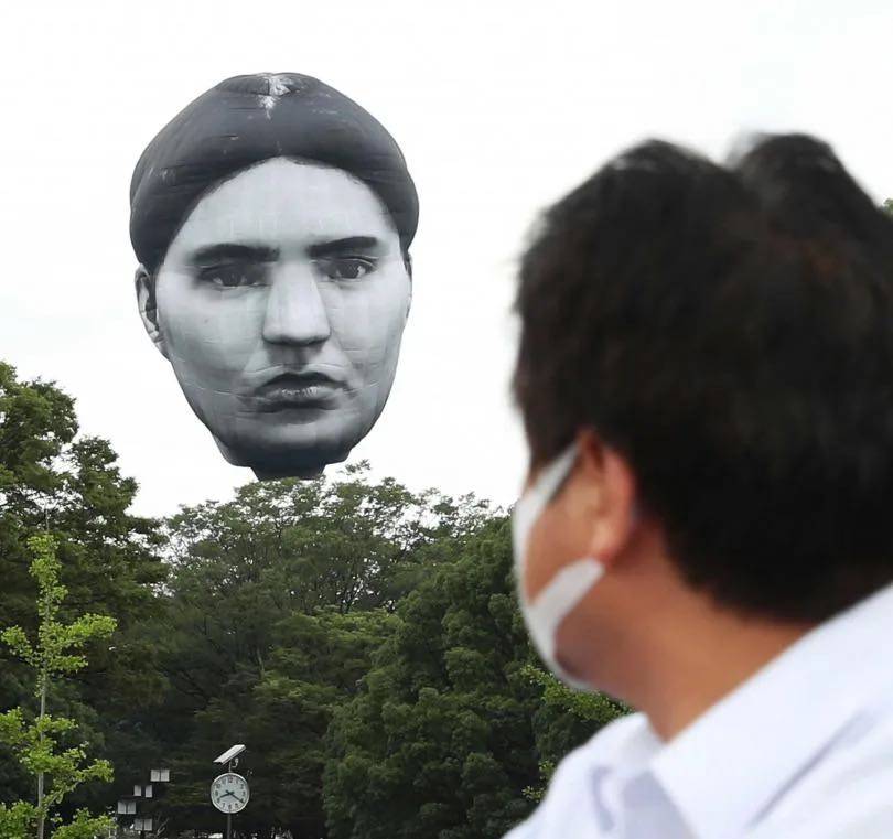 东京上空出现巨型人脸气球晚上还会发光