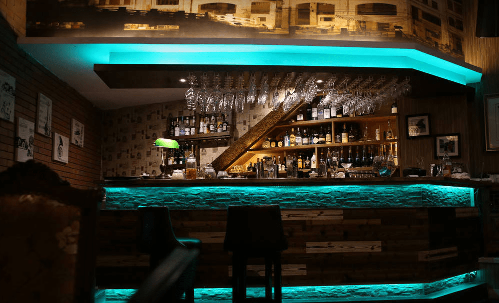 结合咖啡厅,餐厅,酒馆的环境氛围,回味往事风格设计融入了酒文化