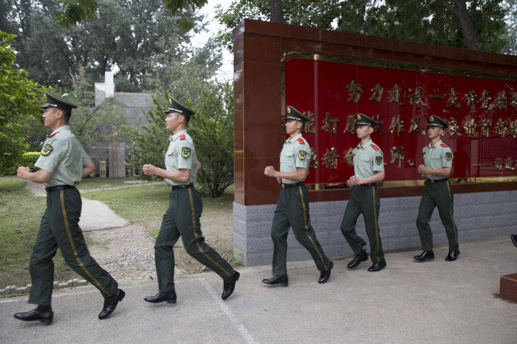 部队门口拍照图片