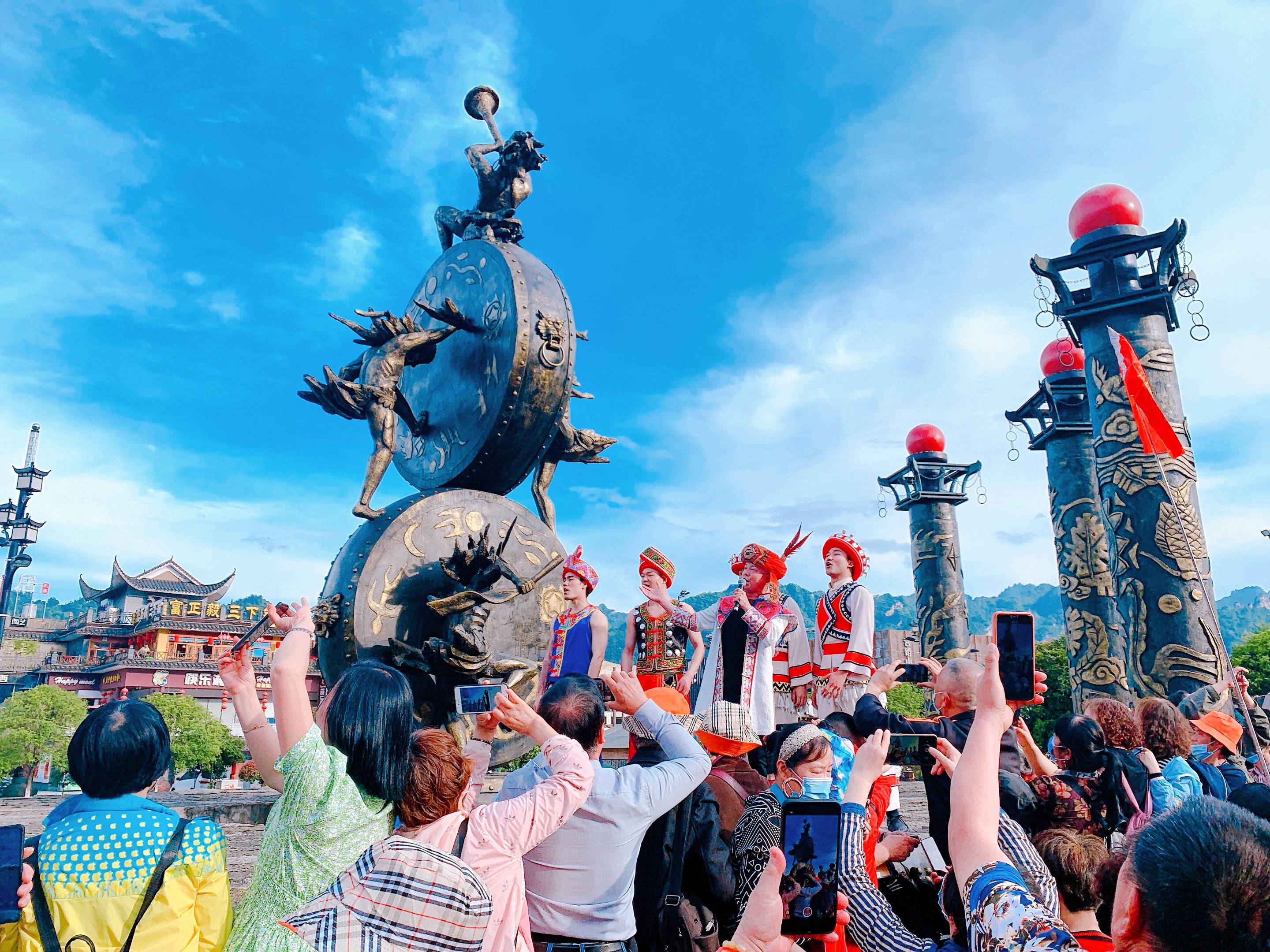 7月19日晚,张家界魅力湘西大剧院广场游人如织,能容纳3100人的剧场座