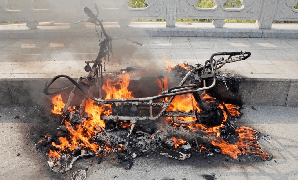 痛心!杭州电动车自燃被烧伤女孩被下叁次病危通知书