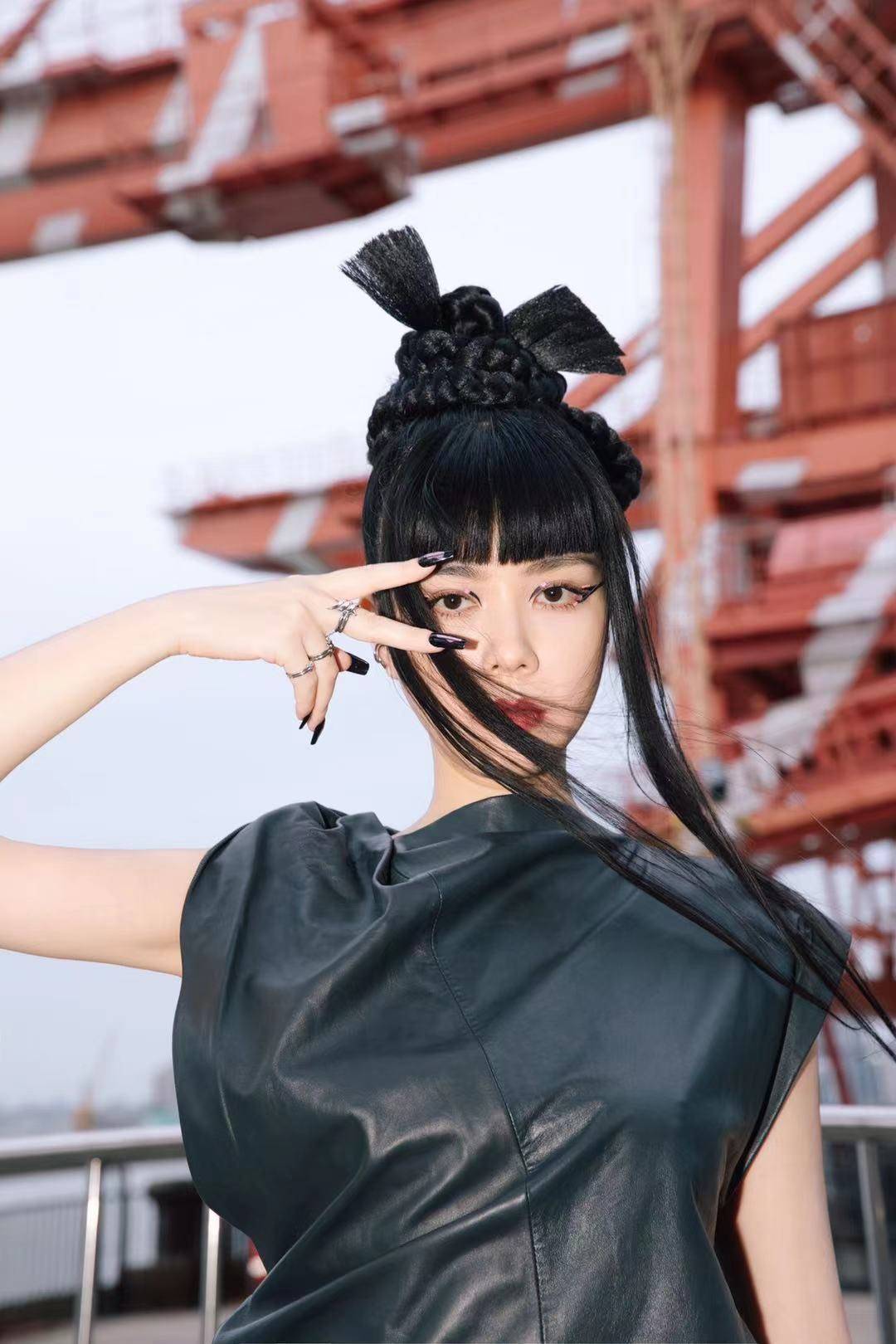 先锋潮酷女孩朱婧汐震撼开场 燃酷电音颠覆未来之美