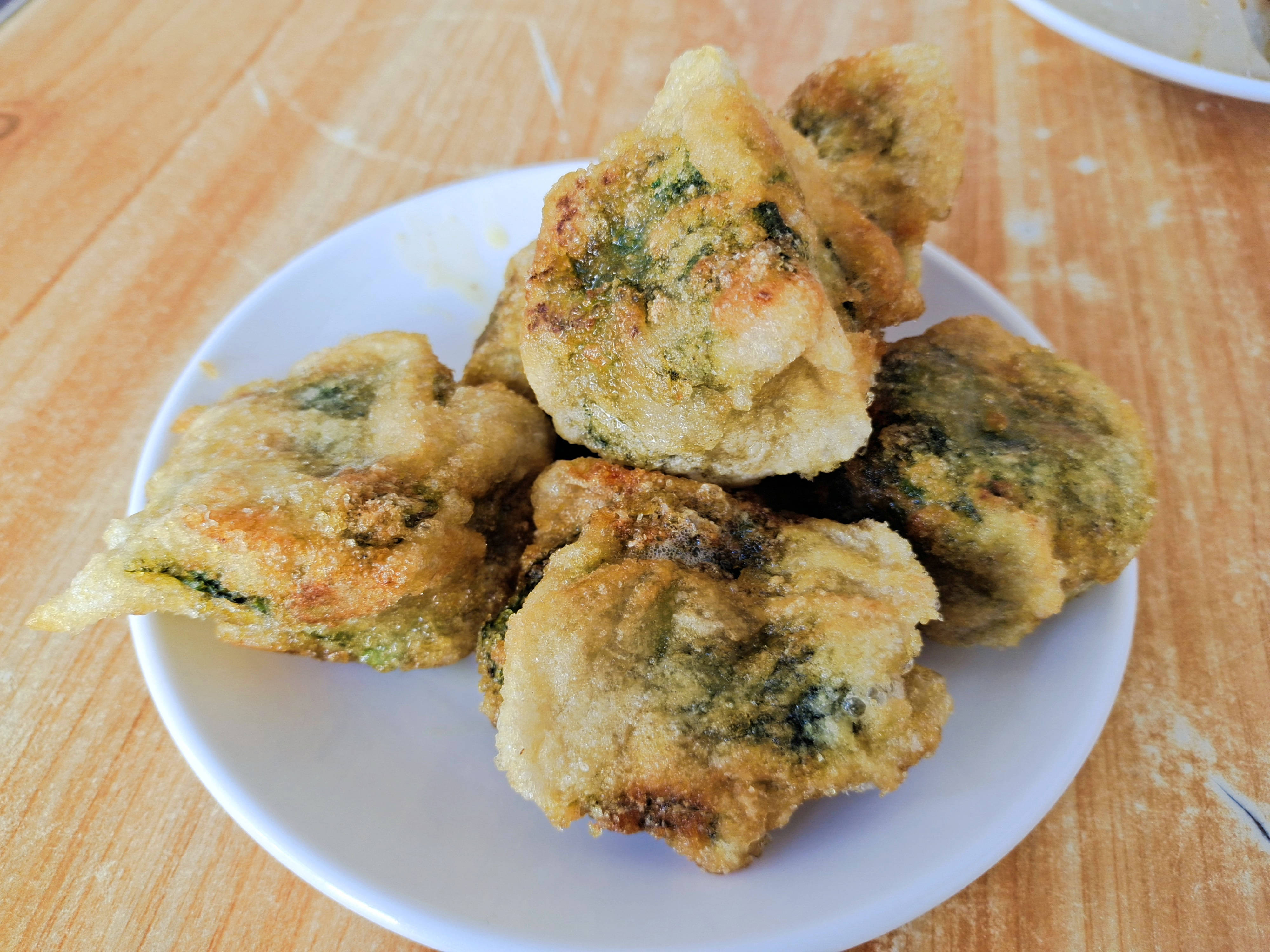 今天就為大家介紹的美食是韭菜粿,韭菜粿是潮汕的特色小吃食,其肺味