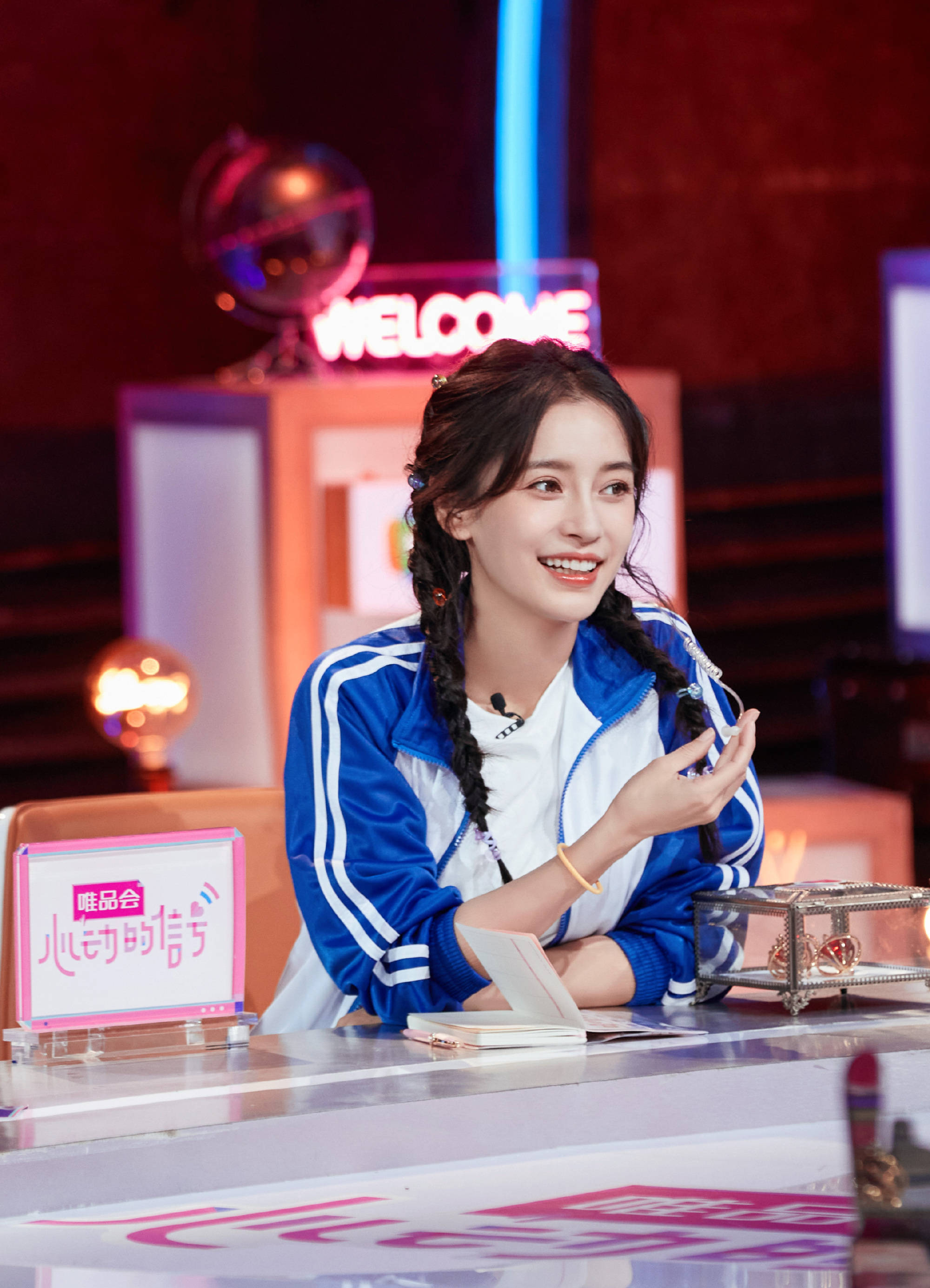 angelababy解锁校园风look 扎双麻花辫变青春学妹