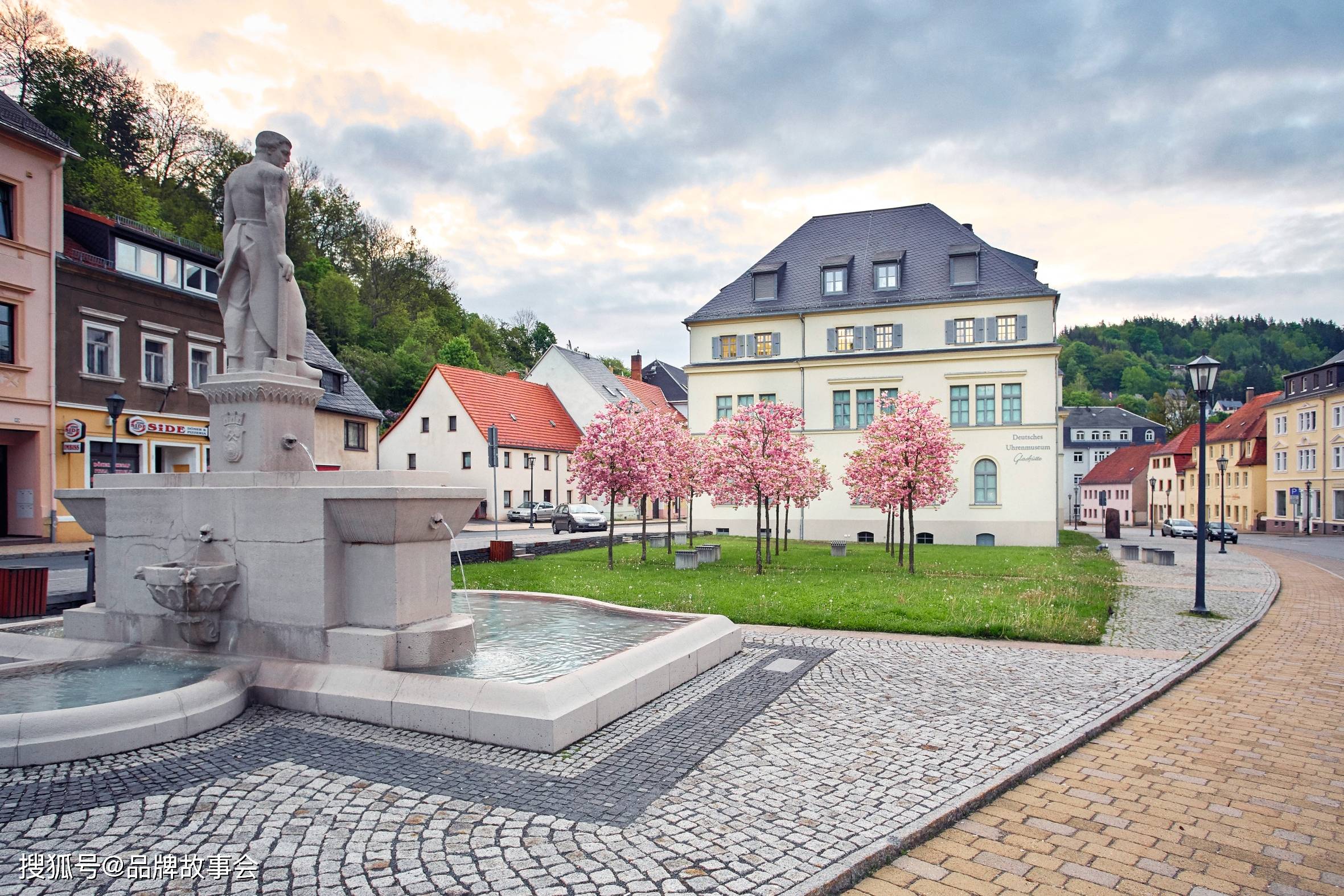 1845年,一批创业者和发明家从萨克森邦的首府德累斯顿迁至格拉苏蒂镇