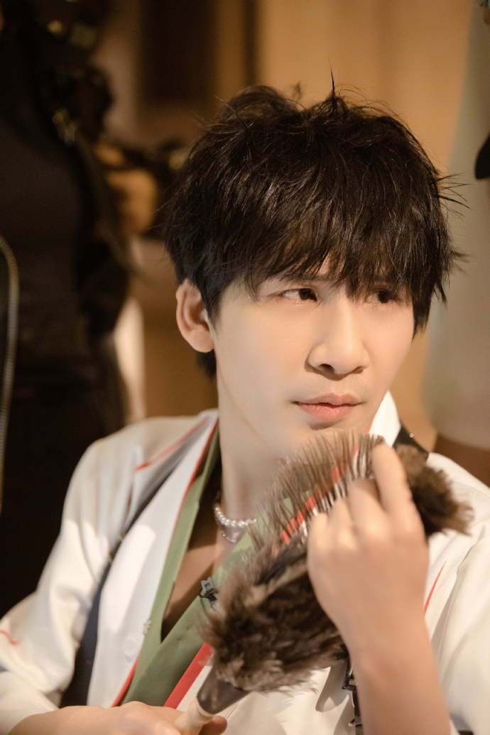 《密室大逃脱3》邓伦单手开挂化身"杂技艺人" 黄明昊大张伟套路杨幂