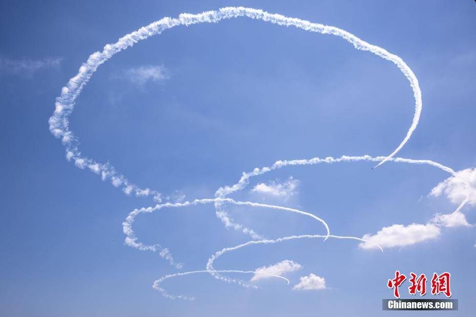 日本蓝色脉冲飞行表演队在空中留下奥运五环图案