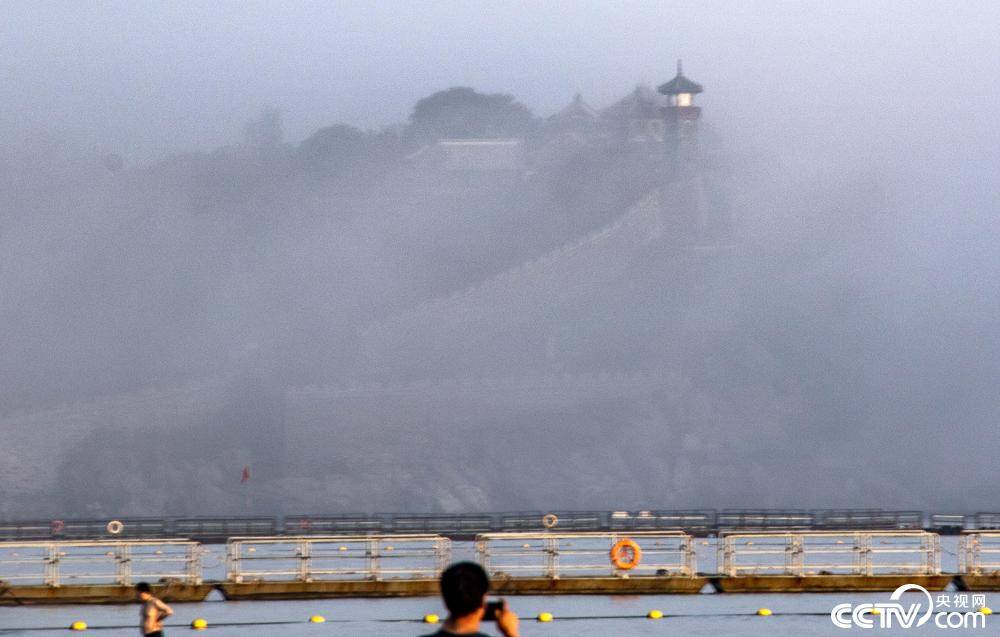 山東煙臺現平流霧 蓬萊閣景區宛若仙境