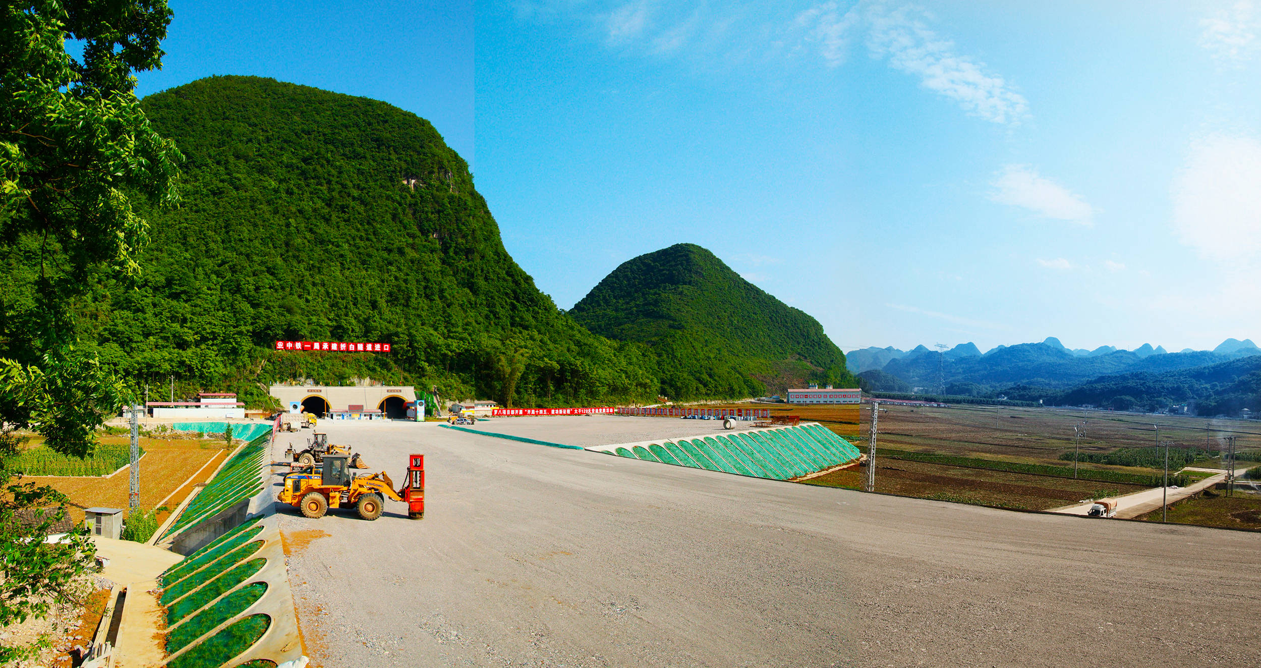 中铁一局五公司承建的罗八高速公路折白隧道全隧贯通