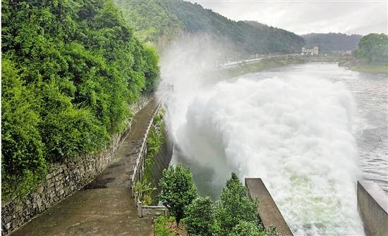 在台风降雨影响前,将宁波皎口水库水位降至起调水位以下.