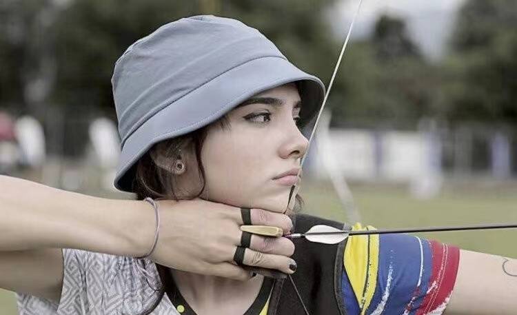 1/ 17 东京奥运会期间,一段哥伦比亚美女射箭运动员的比赛视频在网络