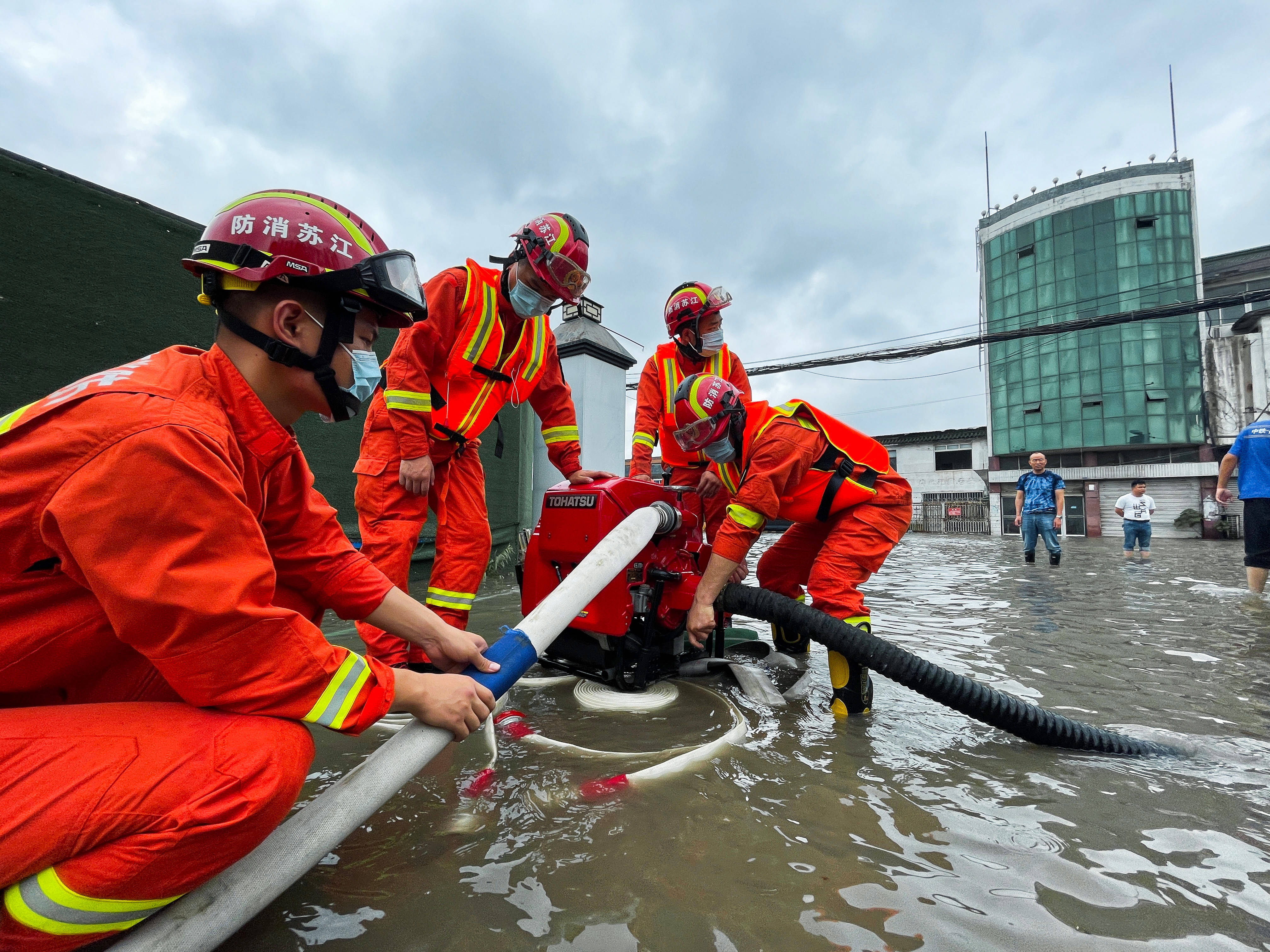 消防救援队伍全力迎战台风烟花 营救疏散被困人员3500多人