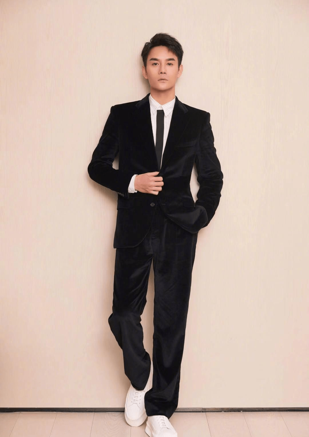 孙俪又穿火了黑西服内搭白衬衫利落干练