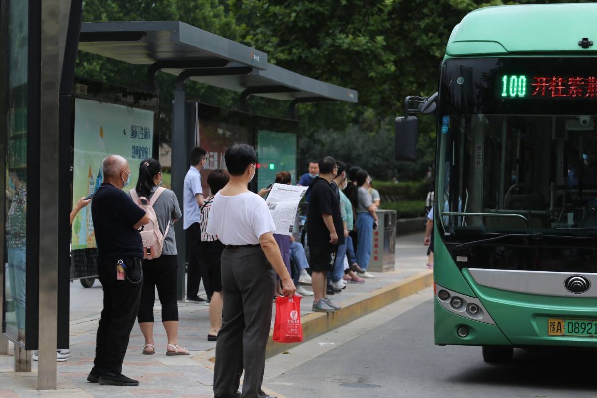 郑州早高峰上班族蜂拥乘公交 8月28日前全部免费
