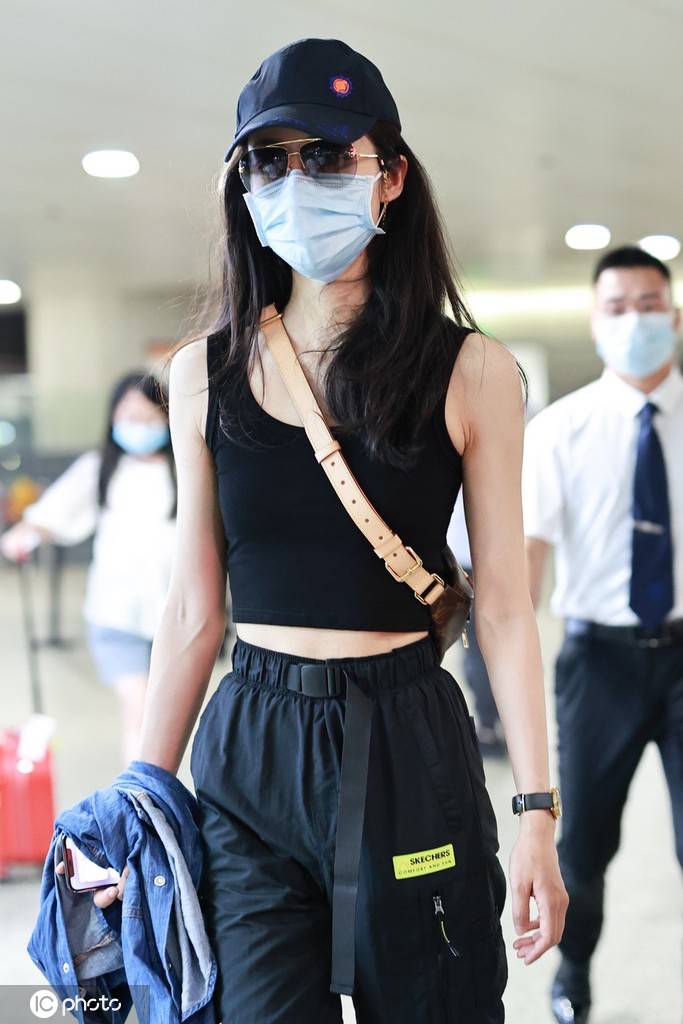 韩雪身穿黑色露腰背心搭配运动长裤活力十足