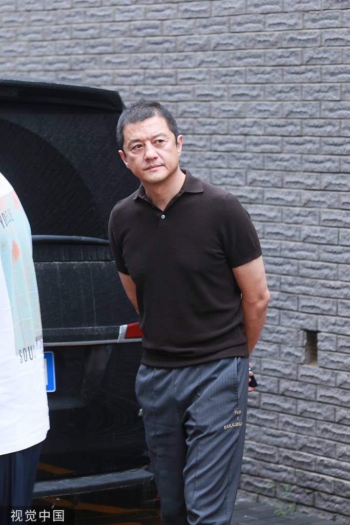 50岁李亚鹏寸头造型亮相 对镜头点赞状态好