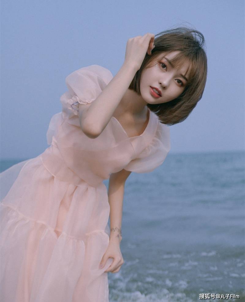 性感美女时尚写真短发少女粉色纱裙海边唯美随拍清纯甜美养眼迷人