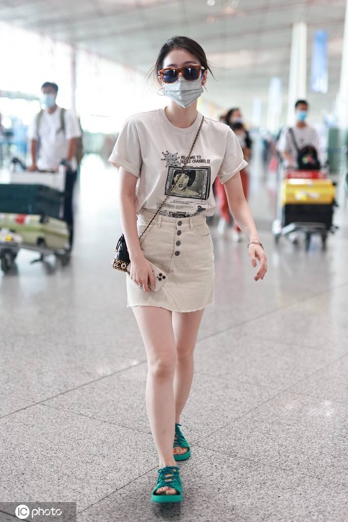 张雪迎身着t恤与白色短裙甜美随性