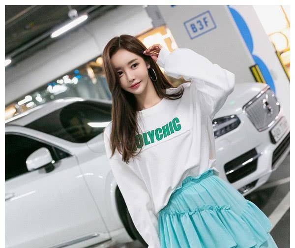 设计|美女白色T恤搭配蓝色不规则百褶裙青春靓丽美,让你拥有整个夏天