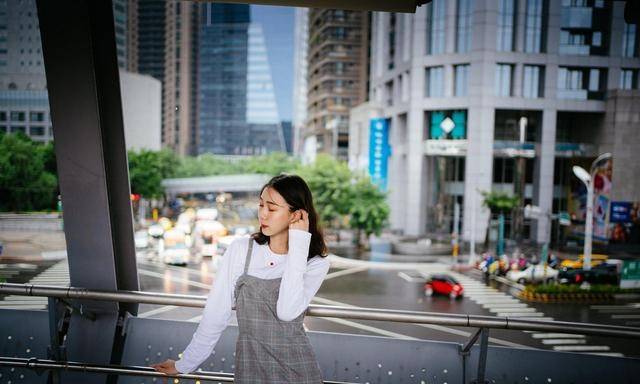 部位|背带裙搭配白色小衫，2021这样穿，减龄甜美给你满满的少女感