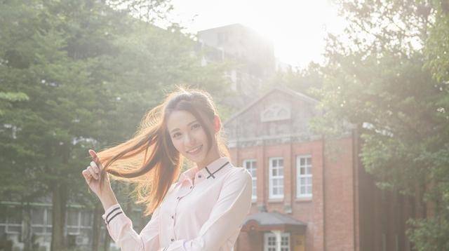 范的|粉色衬衫配黑色包臀裙充满职业范的同时又不失优雅时尚,美丽动人