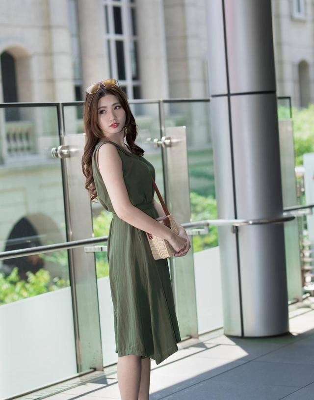 颈部|连衣裙穿起来非常有魅力了,一件休闲又清凉的连衣裙解决穿衣烦恼