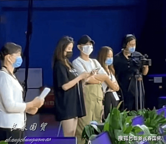 女友|文章疑似新女友曝光，身材纤细皮肤白皙气质好