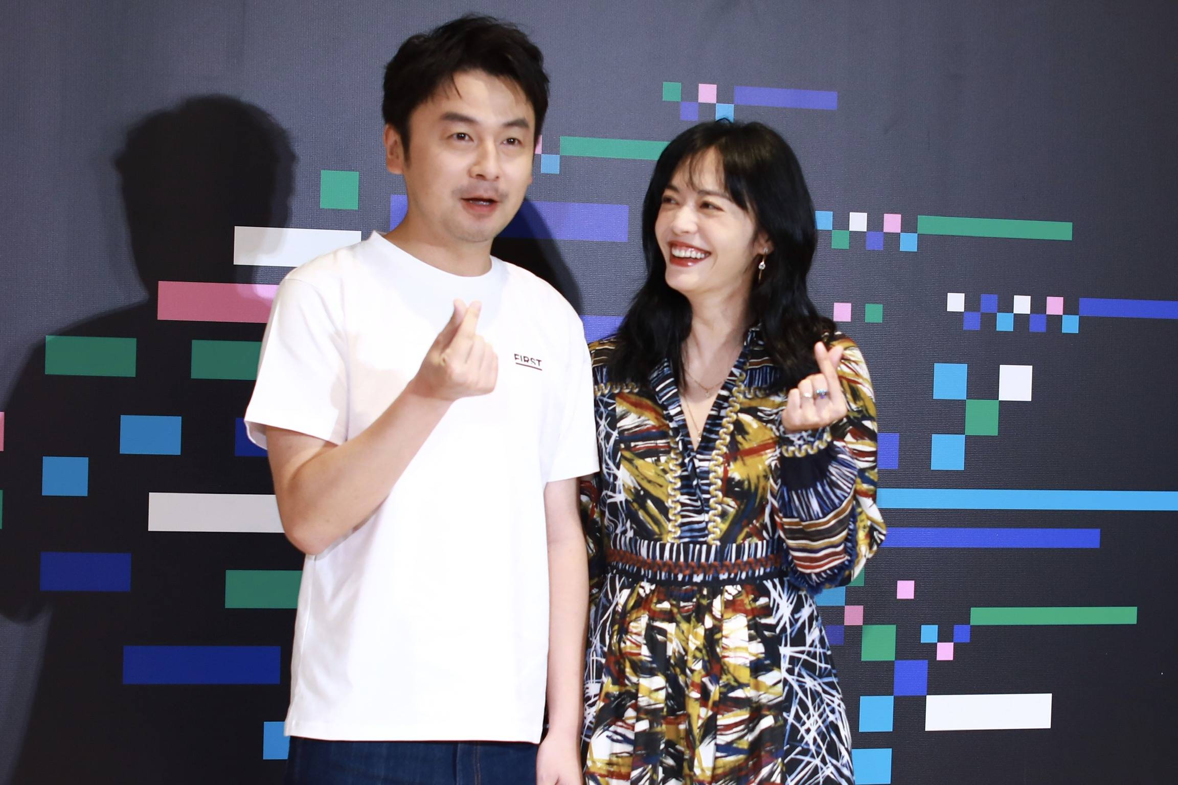 黄晓明亮相FIRST影展清爽帅气 姚晨雷佳音合体比心_青年