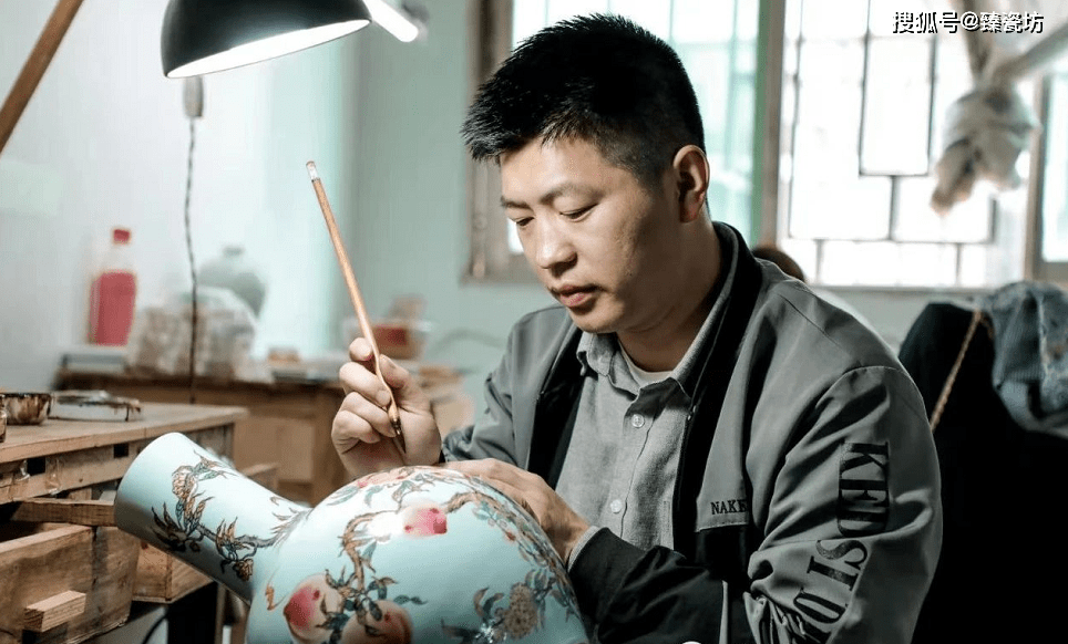 何耀,1985年出生,景德镇启承窑创始人,国家一级技师,非物质文化传承人