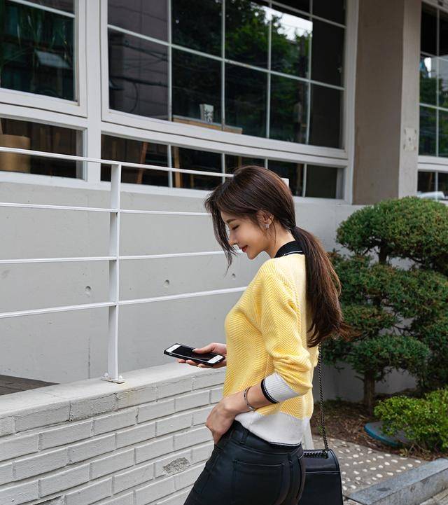 御姐|韩国模特孙允珠韩版淡黄色针织小开衫搭配修身九分小脚皮裤网拍