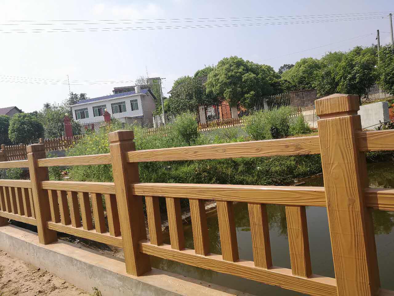 江西赣州一新农村建设 水泥做的护栏保护安全 使环境更加协调美观