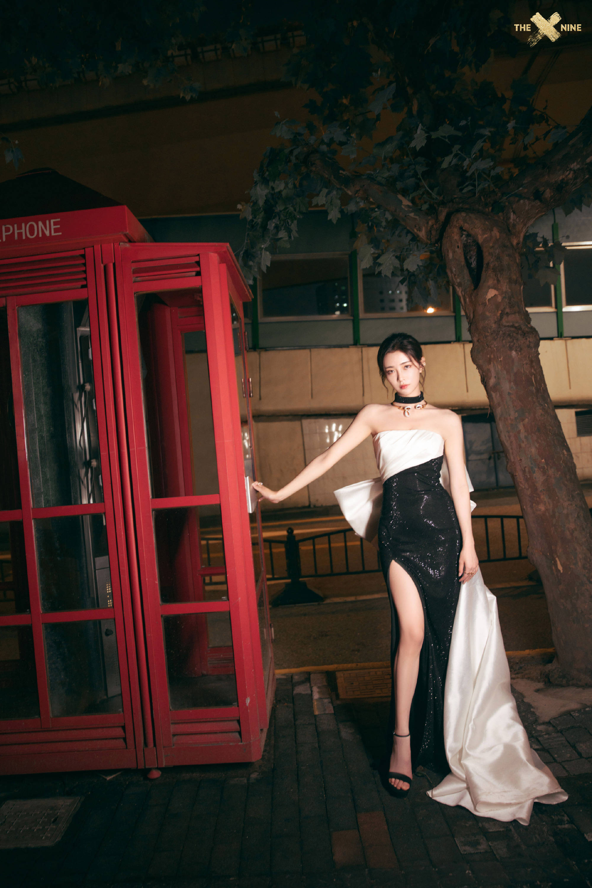 许佳琪电话亭氛围感大片曝光 穿抹胸长裙身姿曼妙