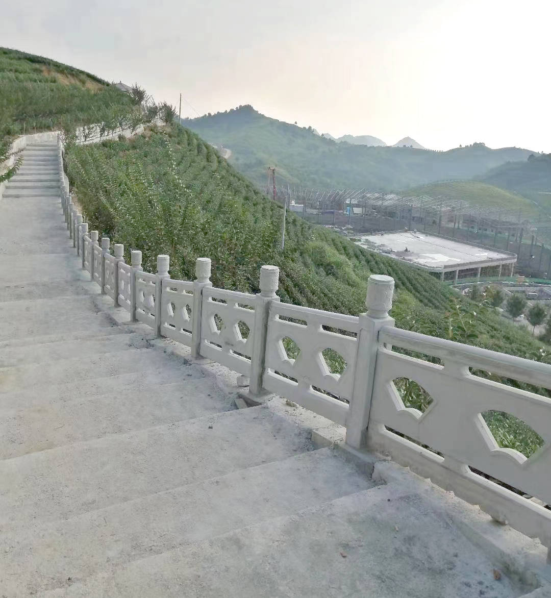 江西赣州一新农村建设 水泥做的护栏保护安全 使环境更加协调美观