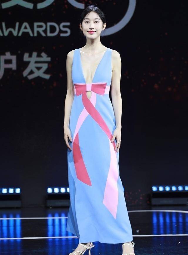 曲线|佘诗曼的身材真挺好的，穿波点裙秀曲线，撞衫小9岁张俪也不输