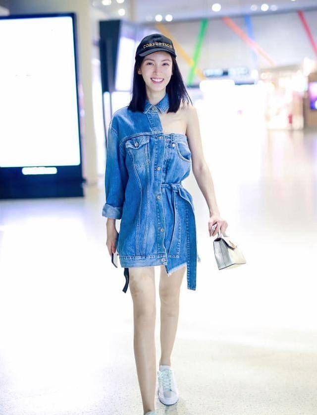 私下里|金晨私下里也跟走T台似的，穿牛仔外套还少一块布，看着真够个性