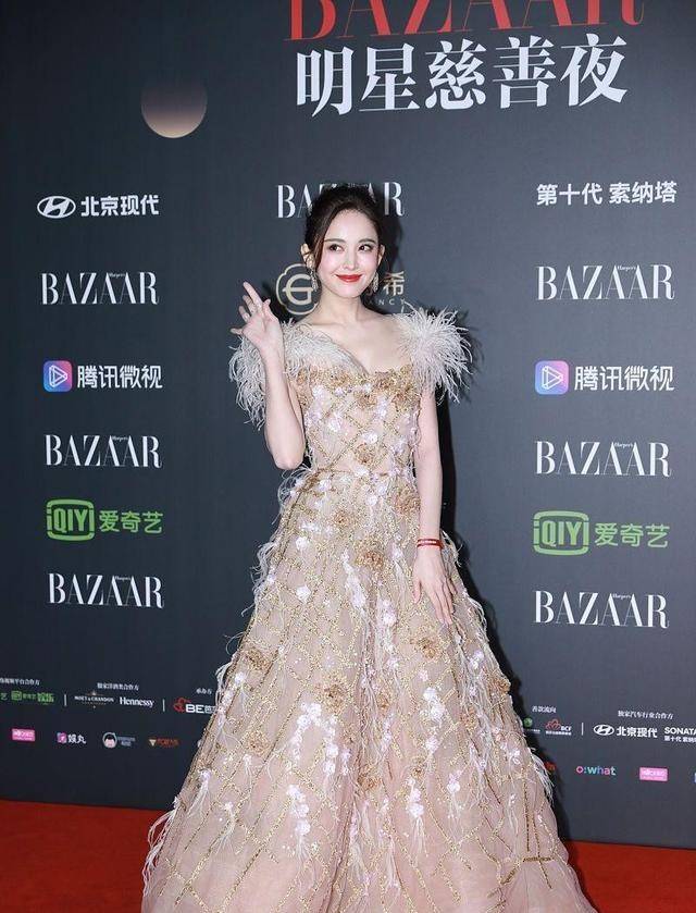 颜色|真挺佩服古力娜扎的身材，这么“透”的裙子也能穿，但不显低俗