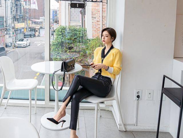 御姐|韩国模特孙允珠韩版淡黄色针织小开衫搭配修身九分小脚皮裤网拍