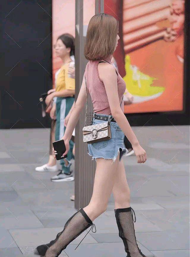 腰带|无袖高领紧身上衣，搭配毛边牛仔短裤，舒适凉快又酷又飒爽