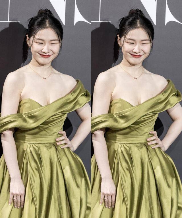 身材|金靖的身材不输别的女明星，肤色白得晃眼，让人移不开视线