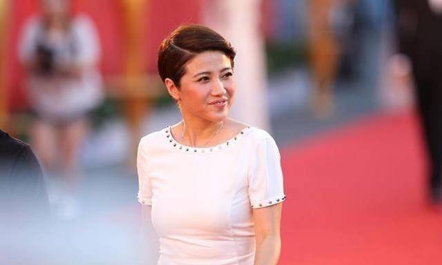好身材|曾获八料影后的颜丙燕,穿衣也挺大胆的,领子开条缝真撩人