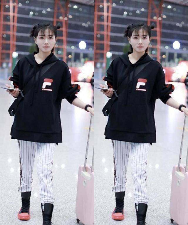 哪吒|万茜的“寡淡脸”还挺适合哪吒头的，搭件卫衣好随性，素颜也不差