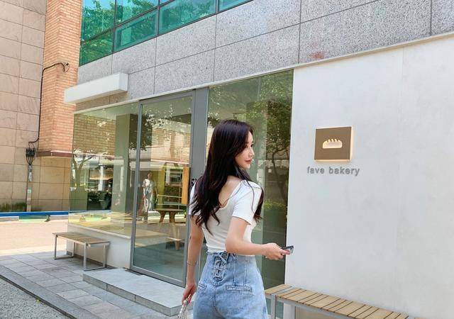 曲线美|韩国模特孙允珠韩版夏日白色大圆领打底T恤配搭牛仔热裤网拍