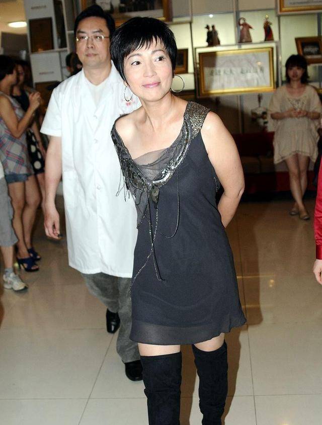 发型|苑琼丹虽然化个老年妆，但看手还是挺嫩的，奶奶辈的年纪还挺时髦