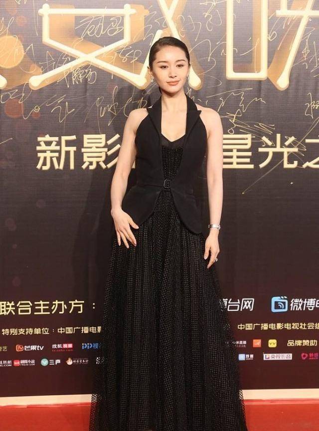 身材|王子文和男友真挺甜蜜的，两人同穿黑色秀恩爱，但别说真挺般配