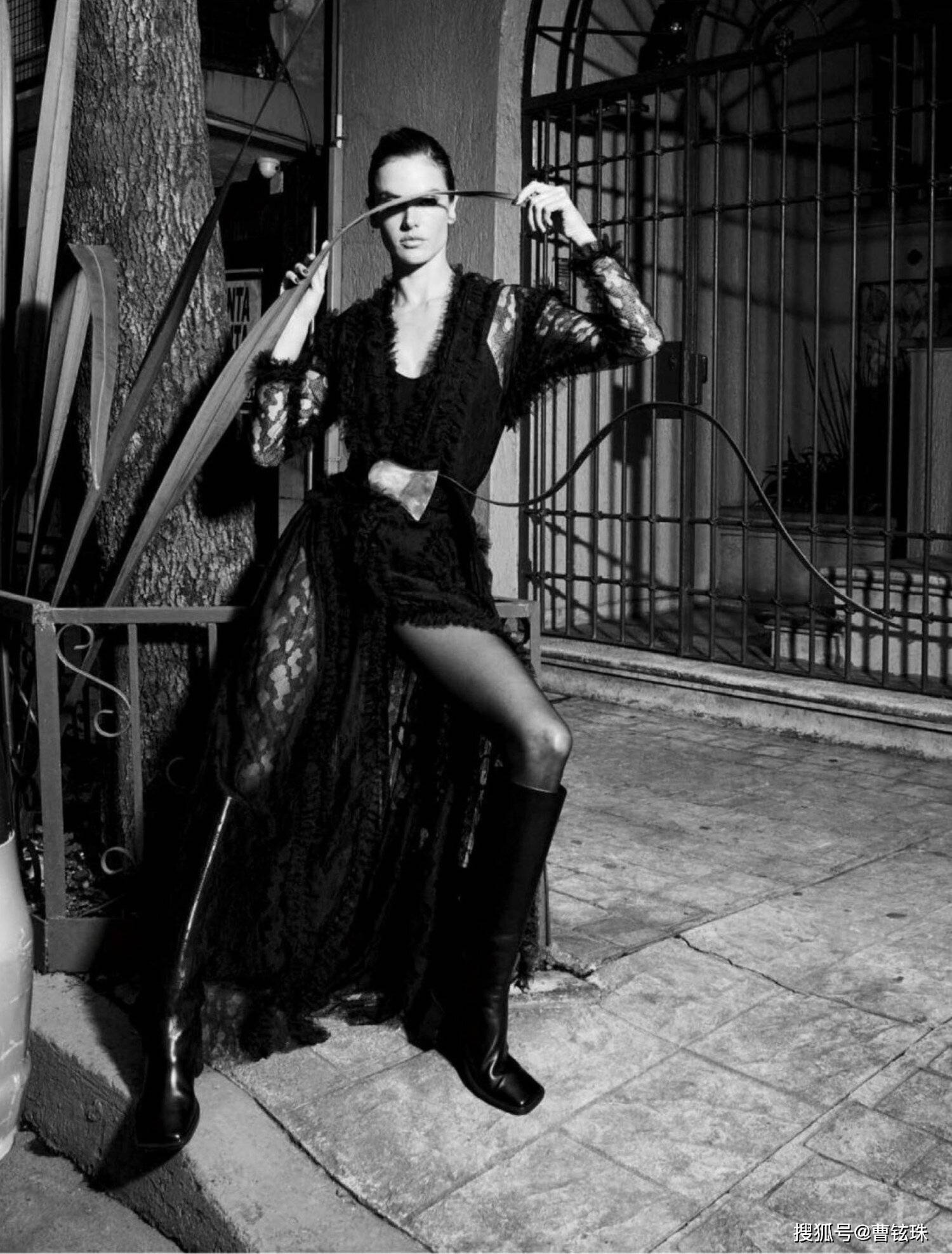 巴西超模亚历山德拉，《Vogue》性感黑色时尚摄影-搜狐大视野-搜狐新闻