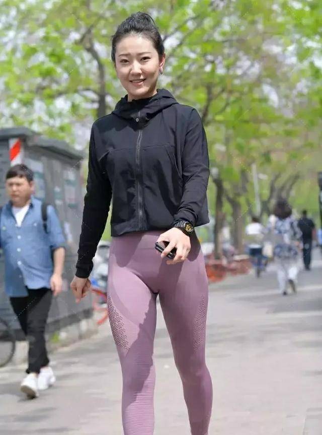 香芋|姑娘选择黑色运动衫，搭配香芋紫健美裤，时尚靓丽又青春活泼