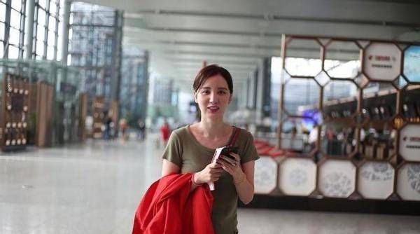 张萌|张萌穿得可真不像个老板娘,套了件睡裤就出门,素颜也不在乎